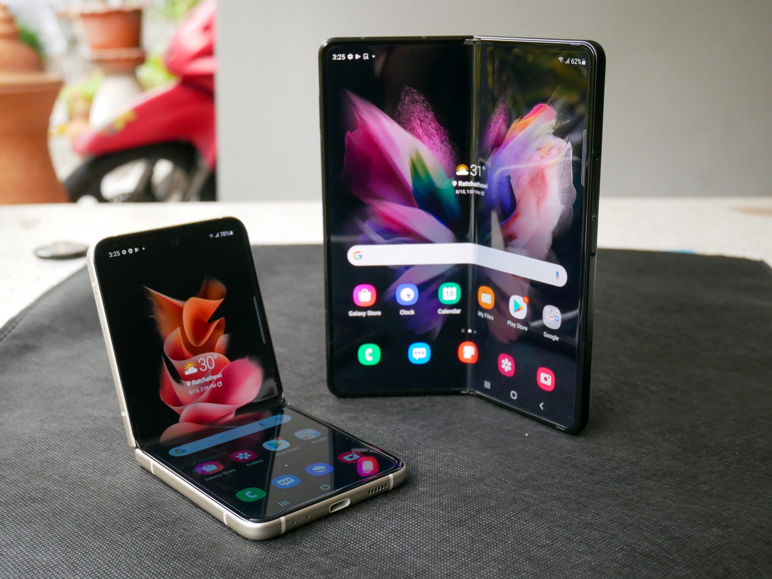 Foldable Phones vs. Flip phone