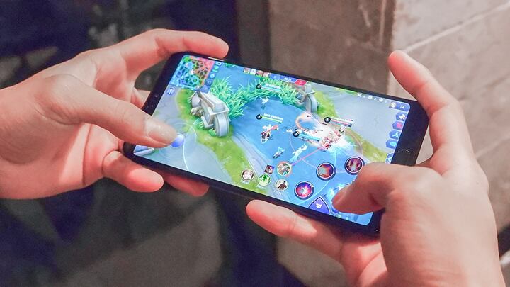 a pro player playing mobile legends