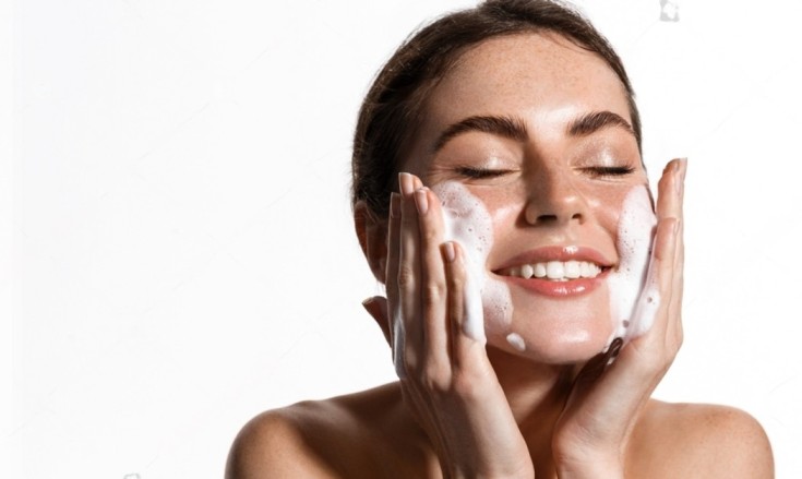 a women apply face wash on her face