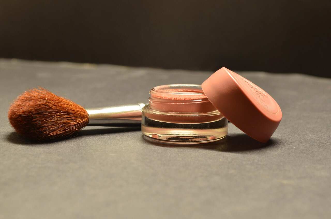 Best Compact Powders for Oily Skin: 2025 Guide