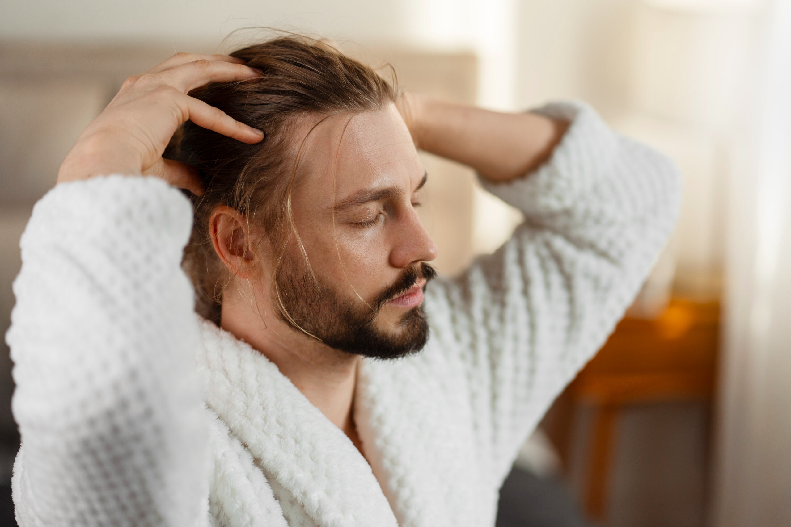 Haaruitval verminderen | Personalhairadvice.com 1 imageye man giving himself scalp massage scaled 1
