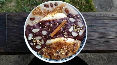 Smoothie Bowls & Saudi Dates: Healthy Eating Hacks