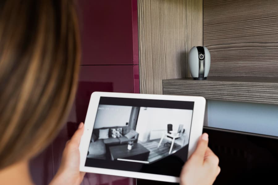 What Are Pros and Cons of Wireless Security Cameras?