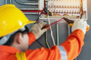 Residential Electrician in Merrick