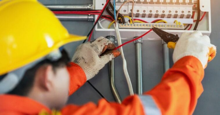 Residential Electrician in Merrick