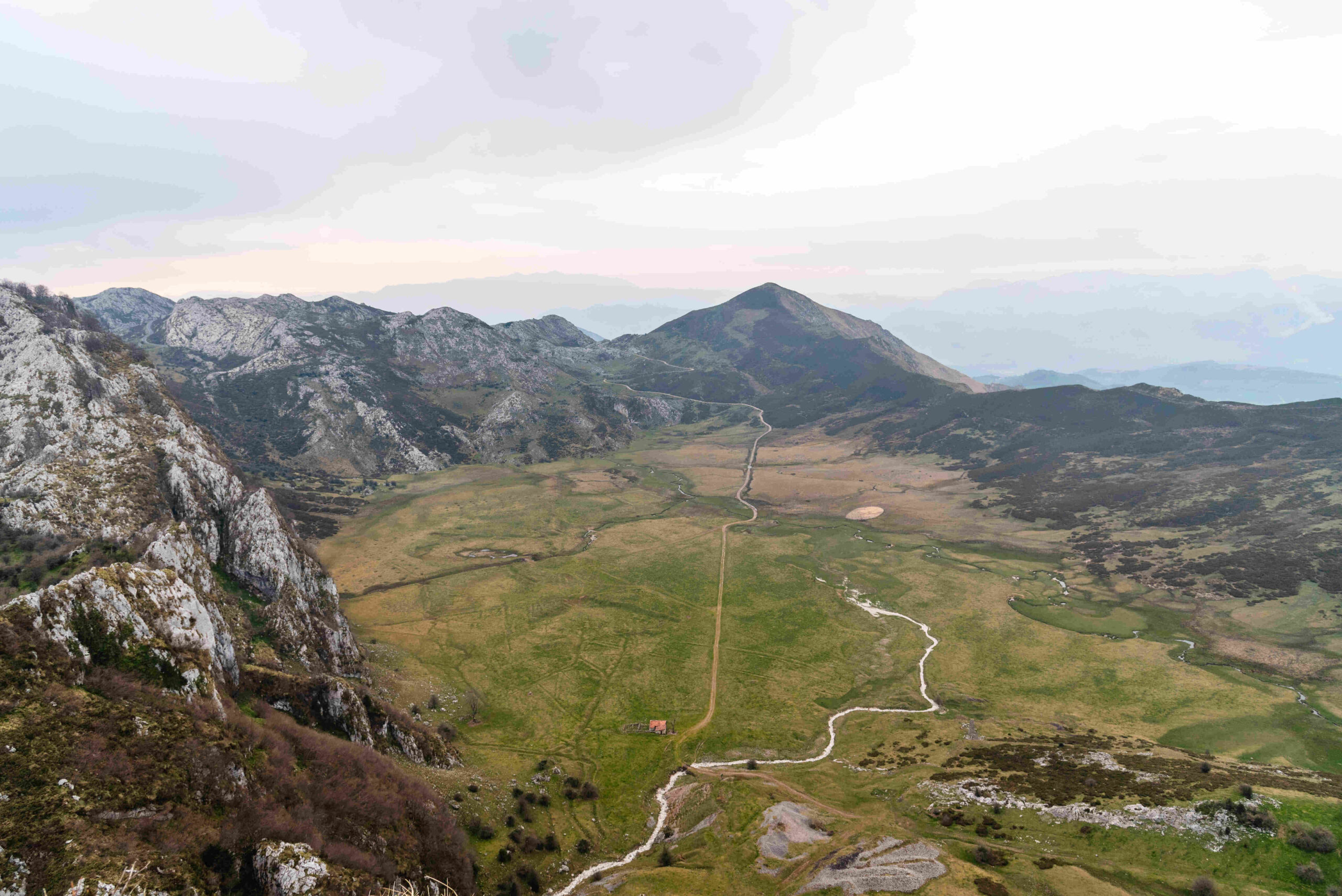 Wandel de Volledige Balkan Trail – Een Pad naar Adembenemende Landschappen 1 mesmerizing aerial view fields surrounded by rocky mountains 1 1 scaled