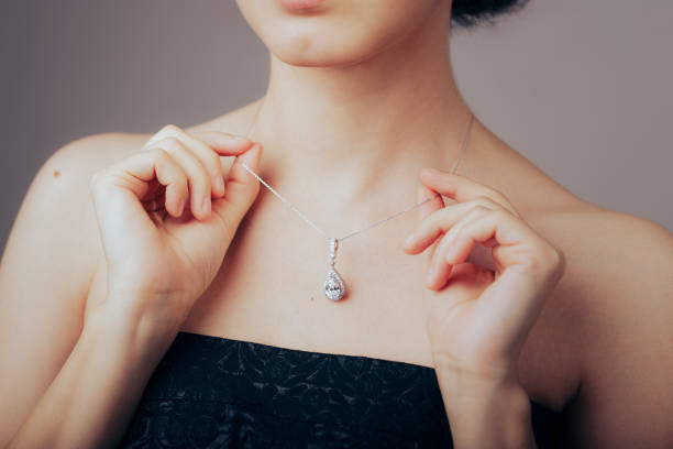What Makes Silver Necklaces a Top Choice for Women?