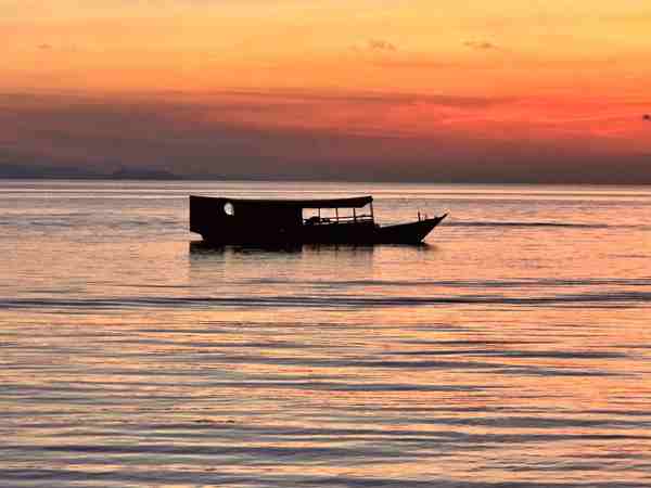 sunset fishing boat labuan bajo under 50KB