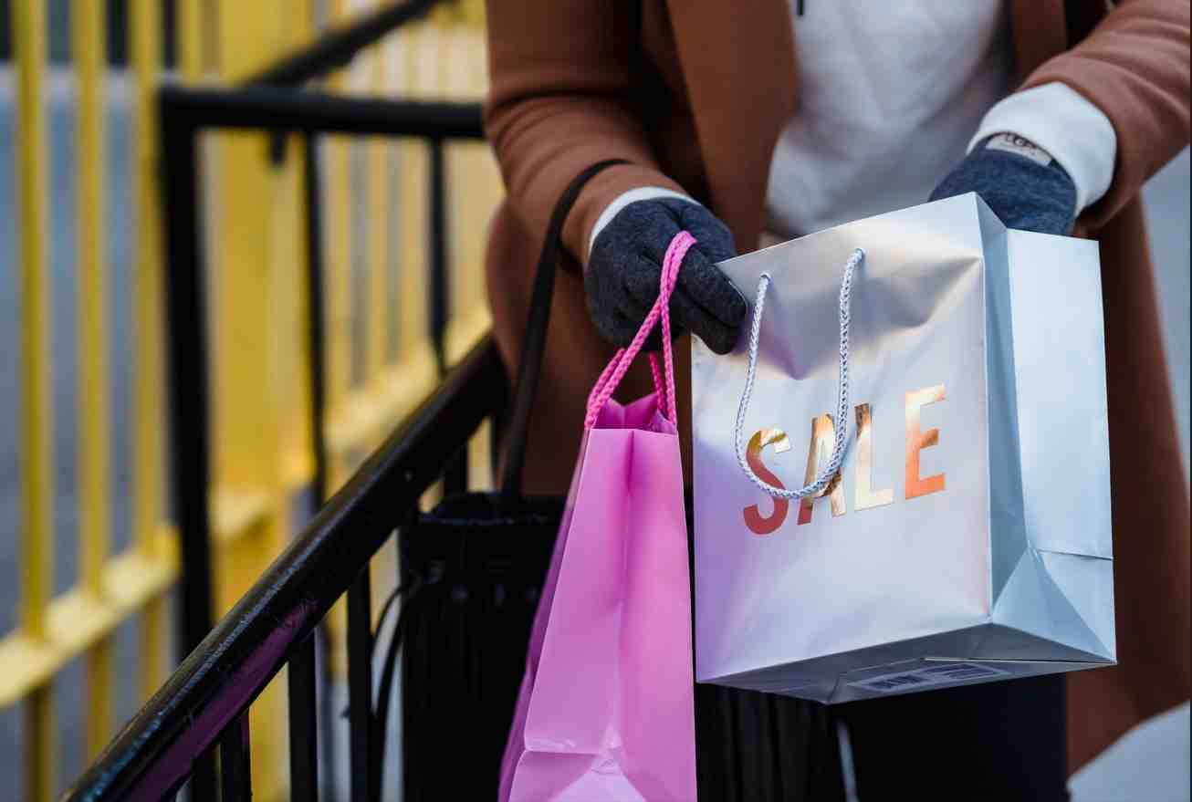 A Guide to Holiday Shopping Without Going into Debt