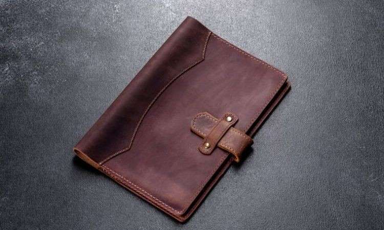 Top Benefits of Using a Leather Portfolio for Professionals 1 LeatherPortfolio