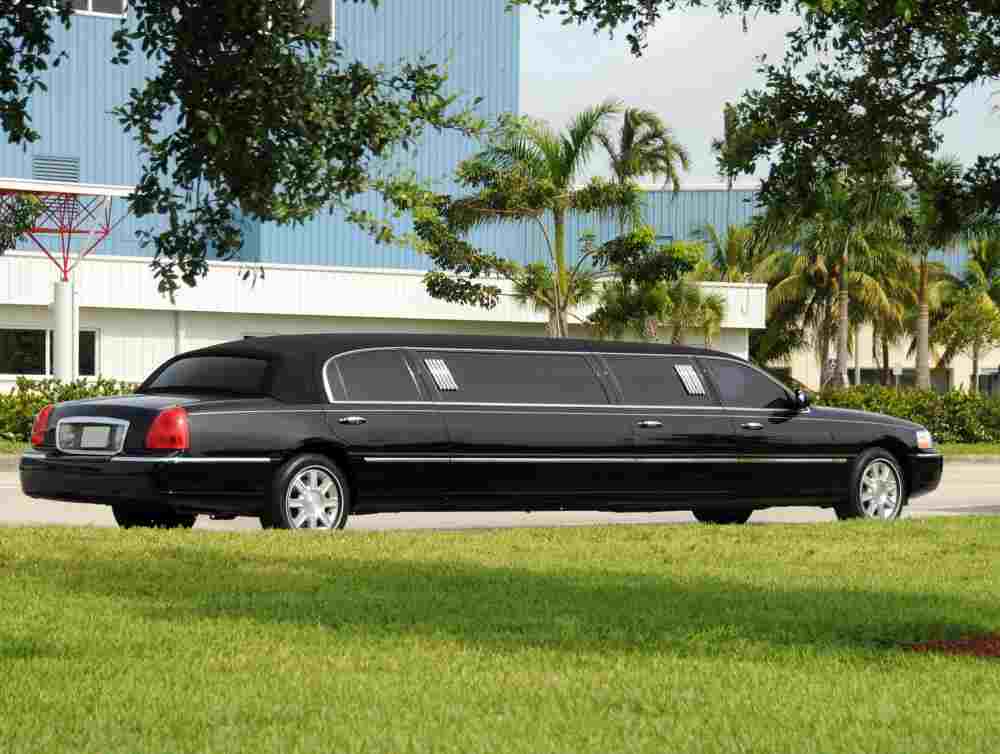 Benefits of Hiring Limousine Chicago Instead Rideshare