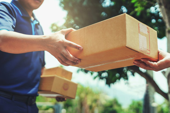 Smart Shipping Starts Here – Reliable Package Delivery Dubai 1 package delivery dubai