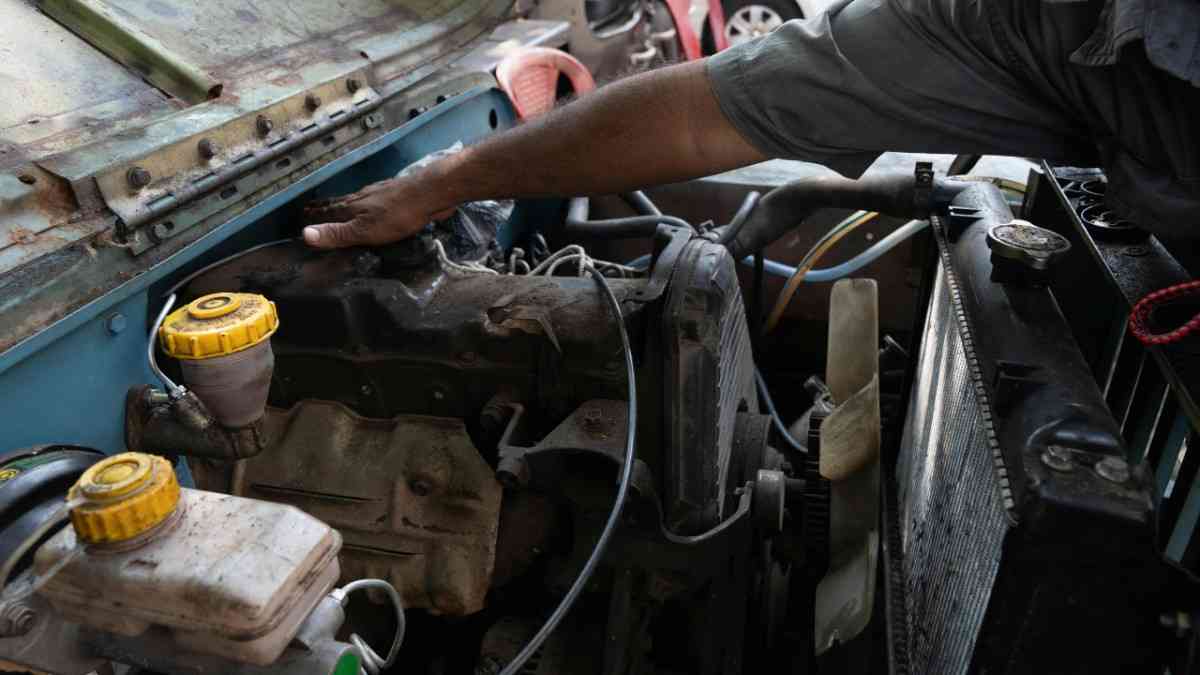 How to Tell If the Fuel Filter Needs Replacing